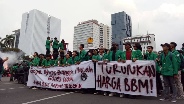 Massa dari Himpunan Mahasiswa Muhammadiyah (HMI) saat demo tolak kenaikan BBM di kawasan Patung Kuda, Jakarta, Jumat (9/9) sore. Foto: Ananta Erlangga/kumparan