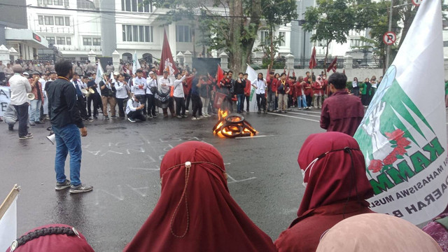 Massa aksi bakar ban demo tolak kenaikan harga BBM, di Depan Gedung DPRD Kota Bandung, Jumat (9/9/2022). Foto: Arif Syamsul Ma'arif/STR/kumparan