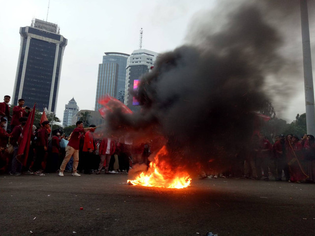 Mahasiswa sudah mulai membakar ban dalam demo tolak kenaikan BBM di kawasan Patung Kuda, Sabtu (9/9/2022) petang. Foto: Ananta Erlangga/kumparan