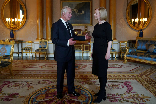 Raja Inggris Charles III saat bertemu dengan Perdana Menteri Liz Truss di Istana Buckingham, Inggris. Foto: Yui Mok/Pool via REUTERS