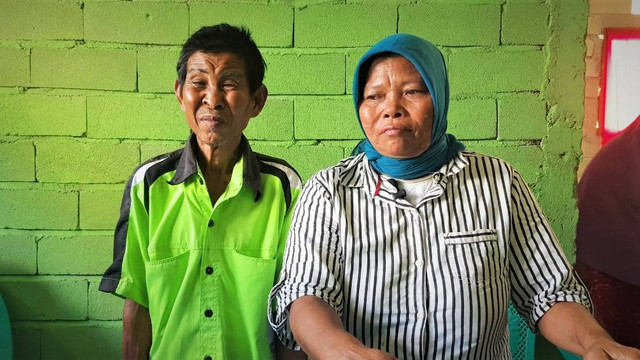 Yasin Djafar dan Yani Abidin, belasan tahun bekerja sebagai cleaning service. Sabtu, (10/9). Foto: Dok banthayo 