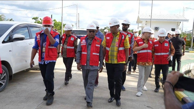 Pj Bupati Sorong didampingi Anggota Komisi X DPR RI, Robert Kardinal bersama investor asal China berkunjung ke Kawasan Ekonomi Khusus (KEK)