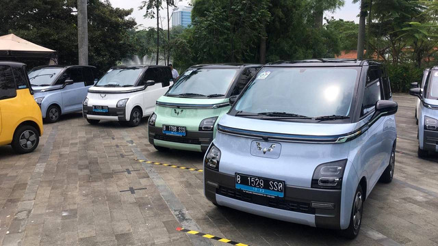 Penyerahan perdana 100 unit Wuling Air ev kepada konsumen di Senayan Park, Jakarta, Sabtu (10/9/2022). Foto: Sena Pratama/kumparan