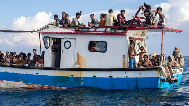 Kapal yang mengangkut pengungsi Rohingya terdampar di perairan Aceh Utara. Foyto: Zikri M untuk acehkini