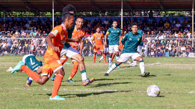 Pertandingan Persiraja Banda Aceh versus PSKC Cimahi di Stadion H Dimurthala. Foto: Suparta/acehkini