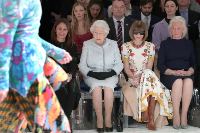 Ratu Elizabeth II saat mengunjungi BFC Show Space London Fashion Week pada 20 Februari 2018. Foto: Yui Mok /Pool/Getty Images