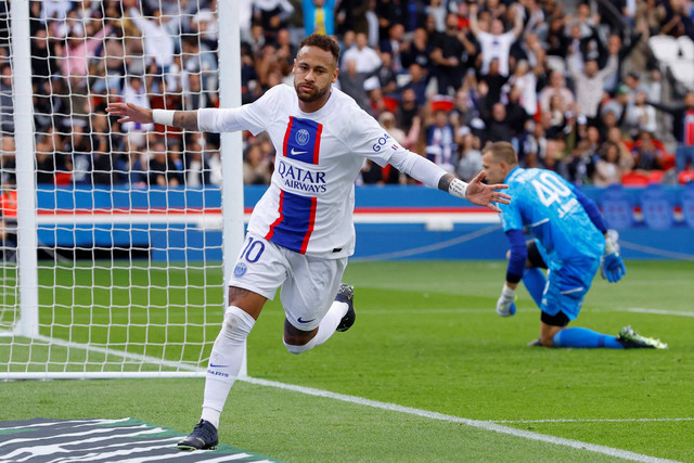 Selebrasi pemain Paris Saint-Germain (PSG) Neymar usai mencetak gol ke gawang Brest pada pertandingan lanjutan Liga Prancis di Parc des Princes, Paris, Prancis.
 Foto: Christian Hartmann/REUTERS