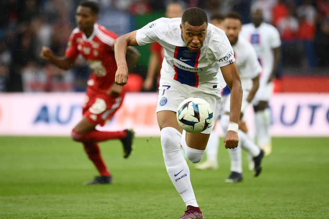 Pemain Paris Saint-Germain (PSG) Kylian Mbappe berusaha melewati pemain Brest pada pertandingan lanjutan Liga Prancis di Parc des Princes, Paris, Prancis.
 Foto: Anne-Christine POUJOULAT / AFP