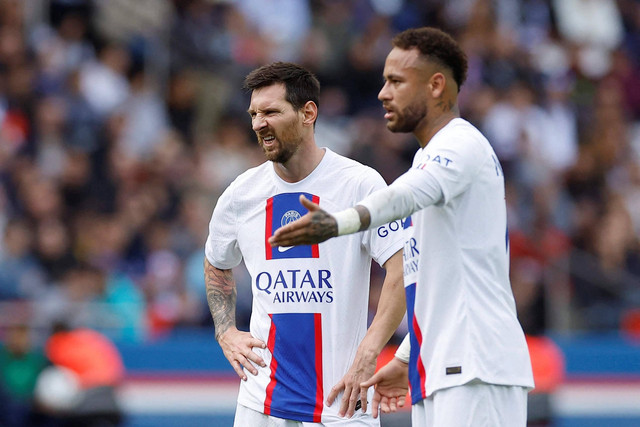 Pemain Paris Saint-Germain (PSG) Neymar dan Lionel Messi saat melawan Brest pada pertandingan lanjutan Liga Prancis di Parc des Princes, Paris, Prancis.
 Foto: Christian Hartmann/REUTERS