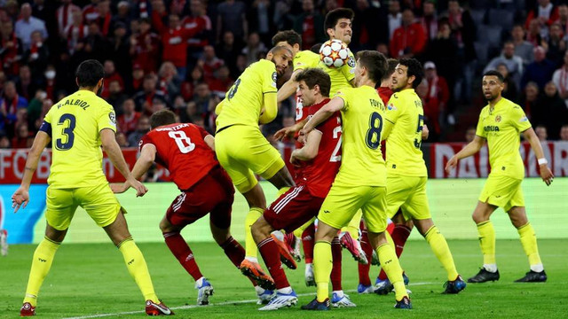 Duel antara pemain Bayern Munich vs Villarreal pada pertandingan perempat final Liga Champions di Allianz Arena, Munich, Jerman. Foto: Kai Pfaffenbach/Reuters