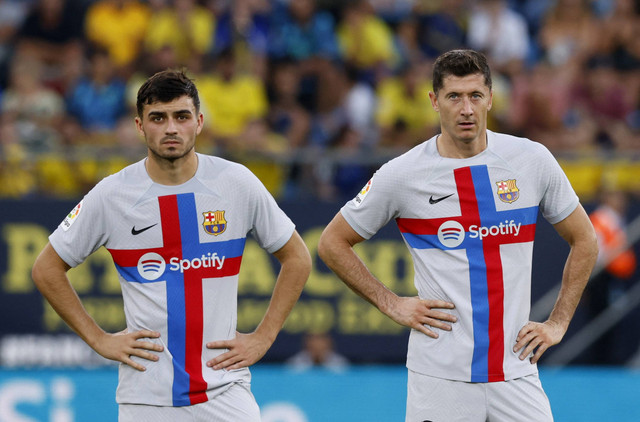 Pemain FC Barcelona saat laga dihentikan sementara karena darurat medis saat melawan Cadiz pada pertandingan lanjutan Liga Spanyol di Estadio Nuevo Mirandilla, Cadiz, Spanyol. Foto: Marcelo Del Pozo/REUTERS
