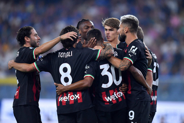 Selebrasi pemain AC Milan usai mencetak gol ke gawang Sampdoria pada pertandingan lanjutan Liga Italia di Stadio Comunale Luigi Ferraris, Genoa, Italia. Foto: Daniele Mascolo/REUTERS