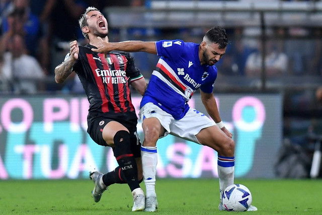 Pemain AC Milan Theo Hernandez berebut bola dengan pemain Sampdoria pada pertandingan lanjutan Liga Italia di Stadio Comunale Luigi Ferraris, Genoa, Italia. Foto: Daniele Mascolo/REUTERS