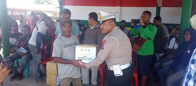 Kasat Lantas Polres Manokwari ,Iptu Subhan Ohoimas menyalurkan bantuan sembako