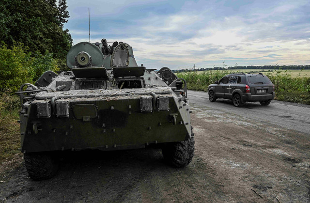 Kondisi kendaraan tempur Rusia yang ditinggalkan di Balakliya, wilayah Kharkiv, Ukraina, Sabtu (10/9/2022). Foto: Juan Barreto/AFP