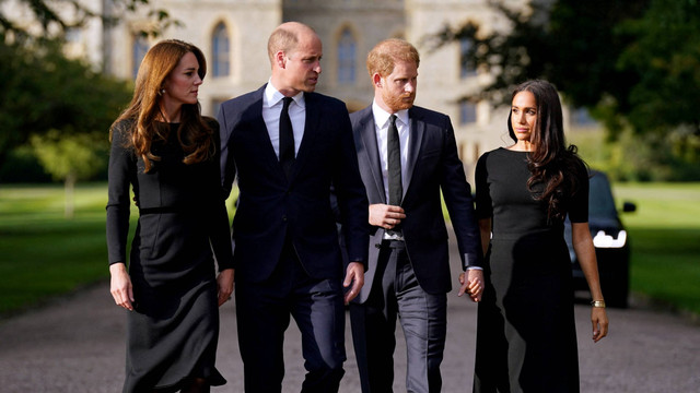 Pangeran William dan Kate Middleton berjalan bersama Pangeran Harry dan Meghan Markle di Kastil Windsor, di Windsor, Inggris, Sabtu (10/9/2022). Foto: Kirsty O'Connor/PA Wire/Pool via REUTERS