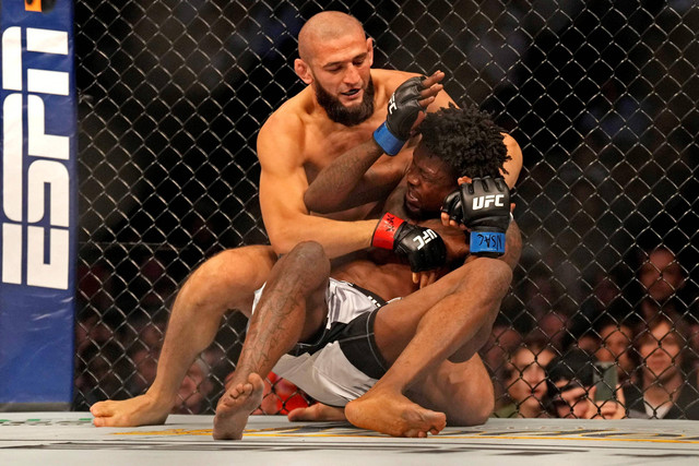 Khamzat Chimaev melawan Kevin Holland pada UFC 279 di T-Mobile Arena, Las Vegas, Nevada, AS, Sabtu (10/9/2022). Foto: Joe Camporeale/USA TODAY Sports/Reuters