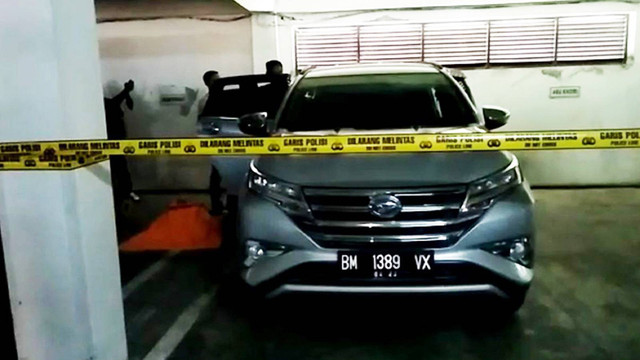 Basement DPRD Riau dipasangi garis polisi usai wanita ditemukan tewas, Sabtu (10/9) (Foto: Rahmadi Dwi Putra/Selasar Riau)