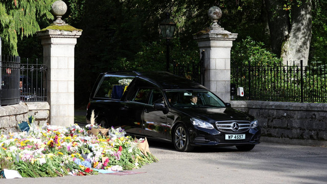 Mobil jenazah yang membawa peti mati Ratu Elizabeth II meninggalkan Kastil Balmoral, di Balmoral, Skotlandia, Inggris, Minggu (11/9/2022). Foto: Phil Noble/REUTERS