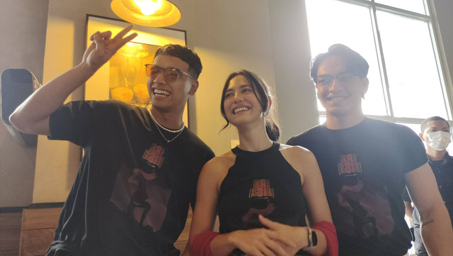 (dari kiri ke kanan) Fadli Faisal, Pevita Pearce, dan Jefri Nichol, saat Meet and Greet Film Sri Asih di Yogyakarta, Minggu (11/9/2022). Foto: Sandra/Tugu Jogja