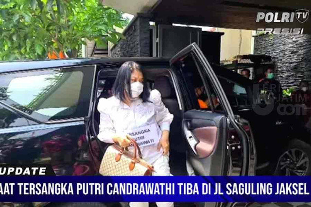 Putri Candrawathi membawa tas mewah saat rekonstruksi pembunuhan Brigadir Yosua. Foto: Youtube/Polri TV