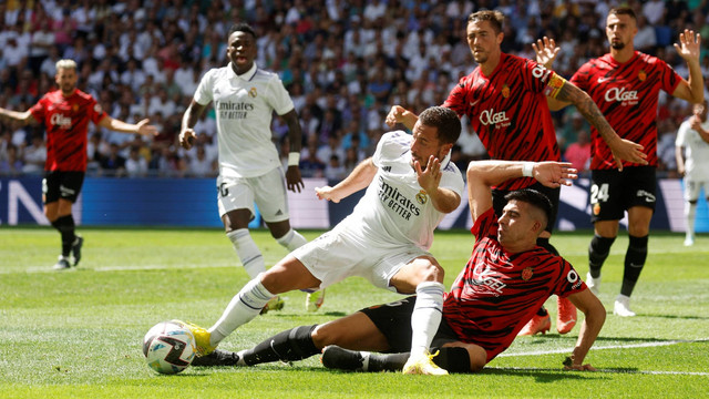 Pemain Real Madrid Eden Hazard dari beraksi dengan pemain RCD Mallorca Rodrigo Battaglia di Stadion Santiago Bernabeu, Madrid, Spanyol, Minggu (11/9/2022). Foto: Susana Vera/REUTERS