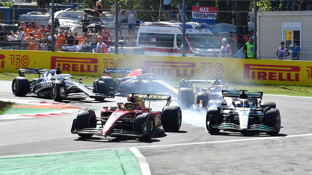 Pembalap Ferrari Charles Leclerc beraksi saat memimpin ke tikungan pertama pada F1, Grand Prix Italia di Autodromo Nazionale Monza, Monza, Italia, Minggu (11/9/2022). Foto: Jennifer Lorenzini/REUTERS