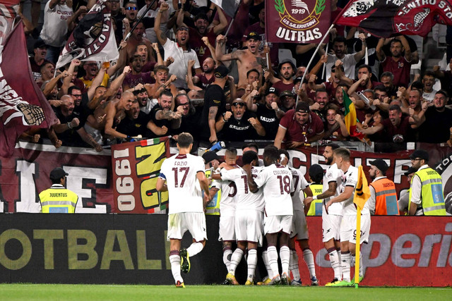 Selebrasi pemain Salernitana usai mencetak gol ke gawang Juventus pada pertandingan lanjutan Liga Italia di Allianz Stadium, Turin, Italia. Foto: Alberto Lingria/REUTERS