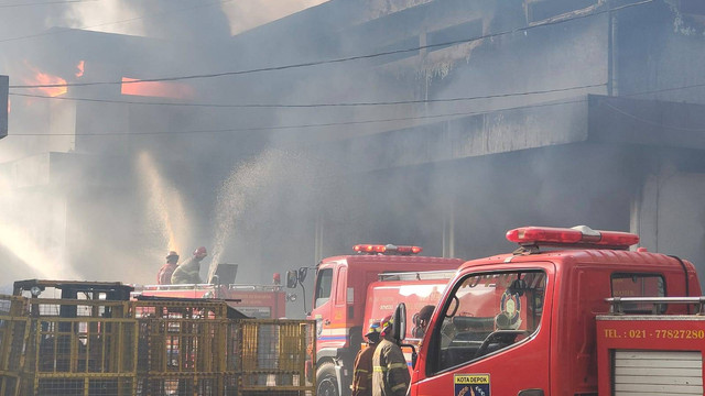 Gudang JNE di kawasaan Pekapuran, Kecamatan Cimanggis, Kota Depok, terbakar. Foto: Dok. Istimewa