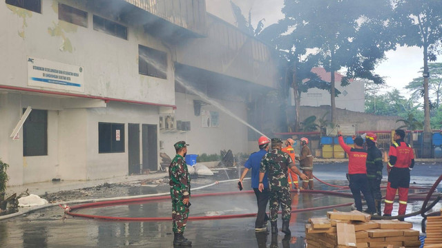 Gudang JNE di kawasaan Pekapuran, Kecamatan Cimanggis, Kota Depok, terbakar. Foto: Dok. Istimewa