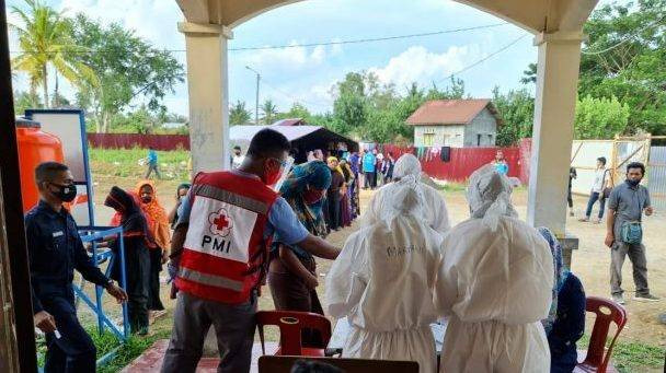 Relawan PMI Lhokseumawe memeriksa kesehatan pengungsi Rohingya di kamp BLK Kandang, Lhokseumawe. Foto: Dok. PMI