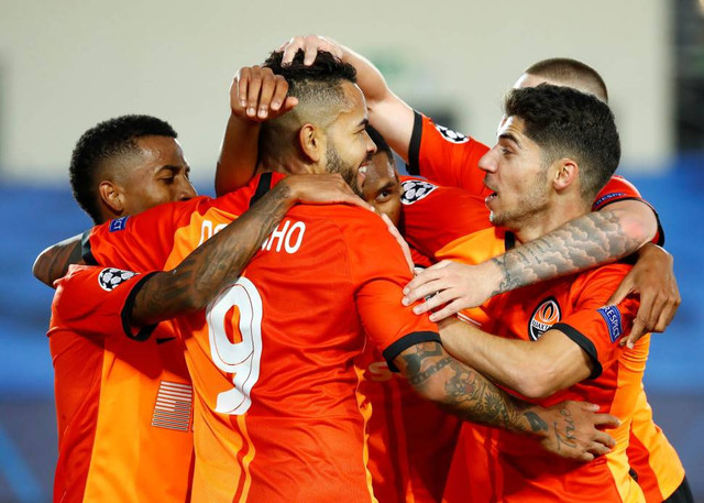 Selebrasi pemain Shakhtar Donetsk pada pertandingan Liga Champions melawan Real Madrid di Estadio Alfredo Di Stefano, Madrid, Spanyol. Foto: Juan Medina/Reuters