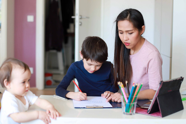 Ilustrasi anak belajar dengan orang tua. Foto: Onjira Leibe/Shutterstock