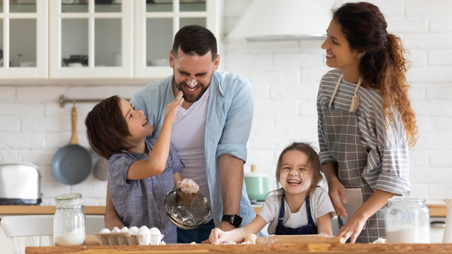 Punya Anak Bikin Cepat Tua atau Tetap Awet Muda? Studi Ini Ungkap Jawabannya! Foto: fizkes/Shutterstock