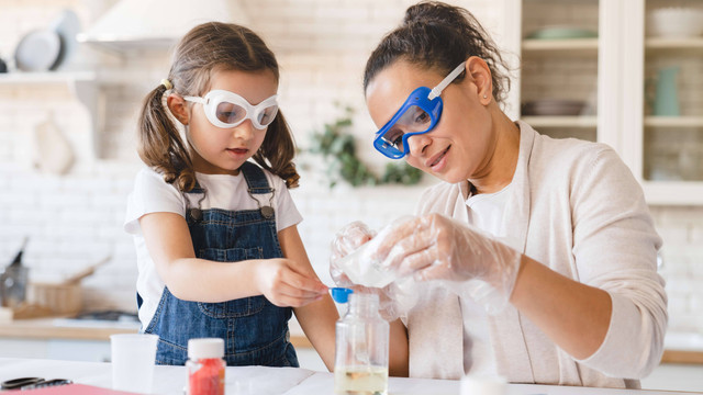 Ilustrasi anak bereksperimen dengan orang tua. Foto: Inside Creative House/Shutterstock