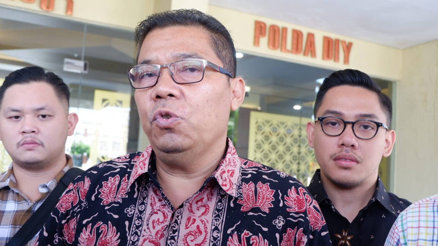 Johnson Panjaitan kuasa hukum anak Komisaris Utama Bank Jatim Suprajarto yaitu Bryan Yoga Kusuma. Foto: Arfiansyah Panji Purnandaru/kumparan