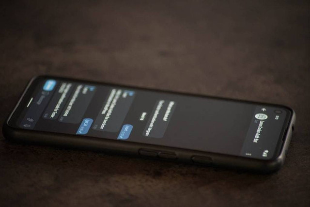 Ilustrasi pengguna bot Telegram untuk mencari teman baru. Foto: Unsplash
