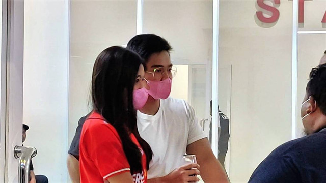 Putra bungsu Jokowi, Kaesang Pangarep dan kekasihnya, Erina Gudono di Stadion Manahan Solo, Sabtu (03/09/2022). FOTO: Fernando Fitusia