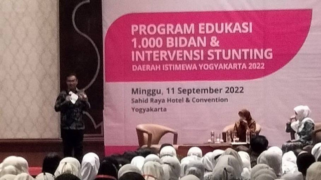 Kepala BKKBN Hasto Wardoyo di depan 1000 bidan di Yogyakarta. Foto: Istimewa