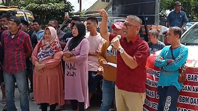 BBM Naik, Organisasi Angkutan Darat Palu Demo di Kantor Gubernur Sulteng, Senin, 12 September 2022. Foto: Tim PaluPoso