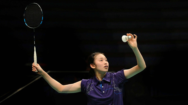Fuyu Iwasaki dari Gifu Tricky Panders Jepang bertanding melawan Yip Pui Yin dari Berkat Abadi Indonesia pada pertandingan Djarum Superliga Badminton 2017 di DBL Arena pada 20 Februari 2017 di Surabaya. Foto: Robertus Pudyanto/Getty Images
