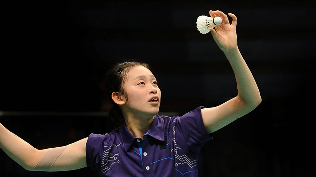Fuyu Iwasaki dari Gifu Tricky Panders Jepang bertanding melawan Yip Pui Yin dari Berkat Abadi Indonesia pada pertandingan Djarum Superliga Badminton 2017 di DBL Arena pada 20 Februari 2017 di Surabaya. Foto: Robertus Pudyanto/Getty Images