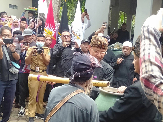 Prosesi tradisi mencuci benda pusaka Kerajaan Talaga Manggung di Desa Talaga Wetan, Majalengka, Jawa Barat. Foto: Istimewa