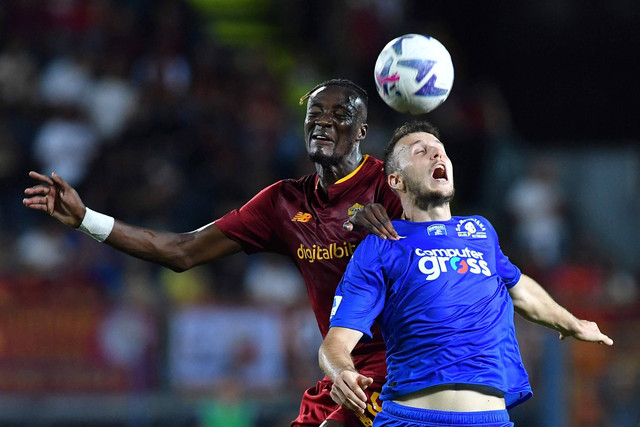 Pemain AS Roma Tammy Abraham berebut bola dengan pemain Empoli pada pertandingan lanjutan Liga Italia di Stadio Carlo Castellani, Empoli, Italia. Foto: Jennifer Lorenzini/REUTERS