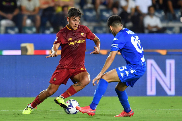 Pemain AS Roma Paulo Dybala berusaha melewati pemain Empoli pada pertandingan lanjutan Liga Italia di Stadio Carlo Castellani, Empoli, Italia. Foto: Jennifer Lorenzini/REUTERS