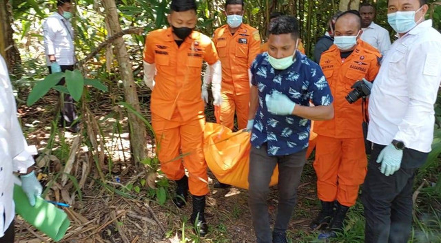 Proses evakuasi jenazah wanita AS