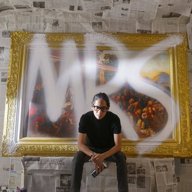 Sutradara film, Angga Dwimas Sasongko berfoto dengan latar MRS untuk mempublikasikan peluncuran film barunya yang berjudul Mencuri Raden Saleh, Selasa (26/4/2022). Foto: Instagram/@anggasasongko