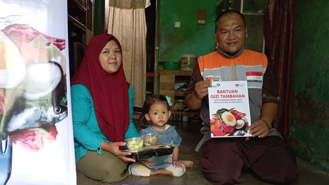 Relawan Rumah Zakat menyalurkan bantuan gizi tambahan kepada sejumlah anak yang terindikasi stunting, Minggu (11/9).