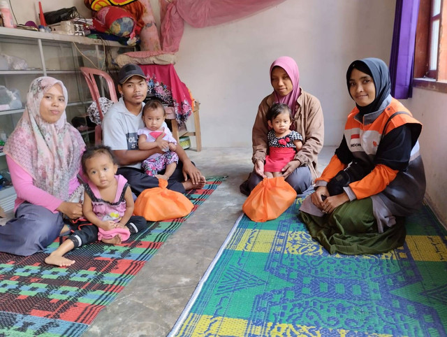 Rin Astini selaku Relawan Rumah Zakat dan didampingi oleh Kader posyandu Seroja melakukan kunjungan rutin ke rumah Baduta terindikasi stunting pada Minggu (11/09).