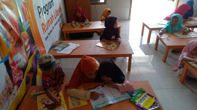 Anak-anak tidak hanya dibimbing pelajaran yang terkadang membuat anak lekas bosan, melainkan dibiasakan untuk berkreasi dengan sarana yang ada, dilakukan di rumah literasi An-Najah desa berdaya Tlanakan, Pamekasanpada Minggu (11/9).